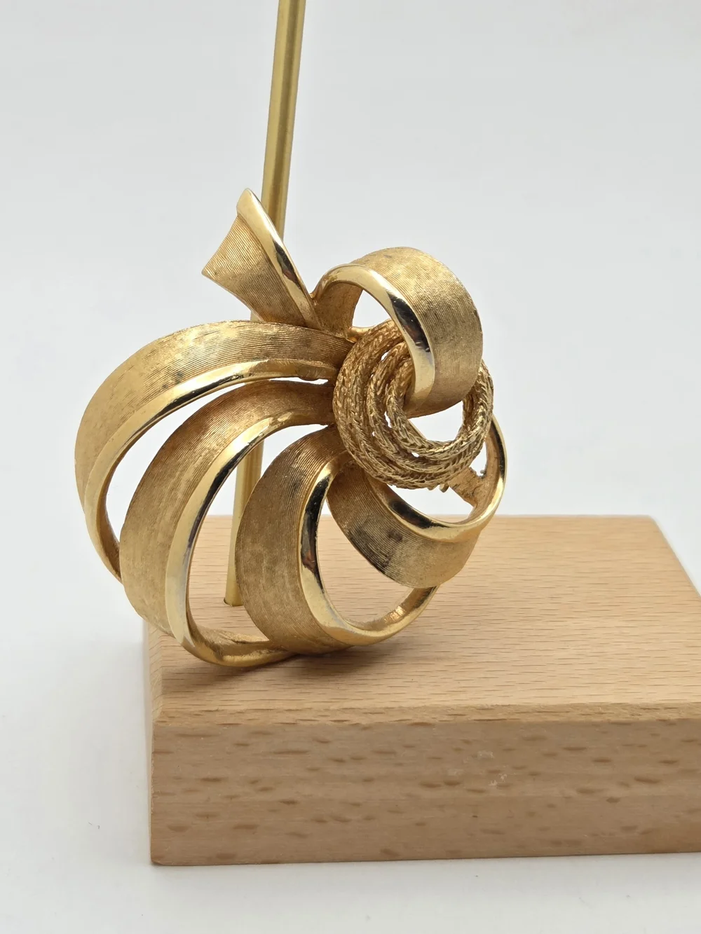 Vintage Coro Gold Tone Swirl Ribbon Brooch Pin